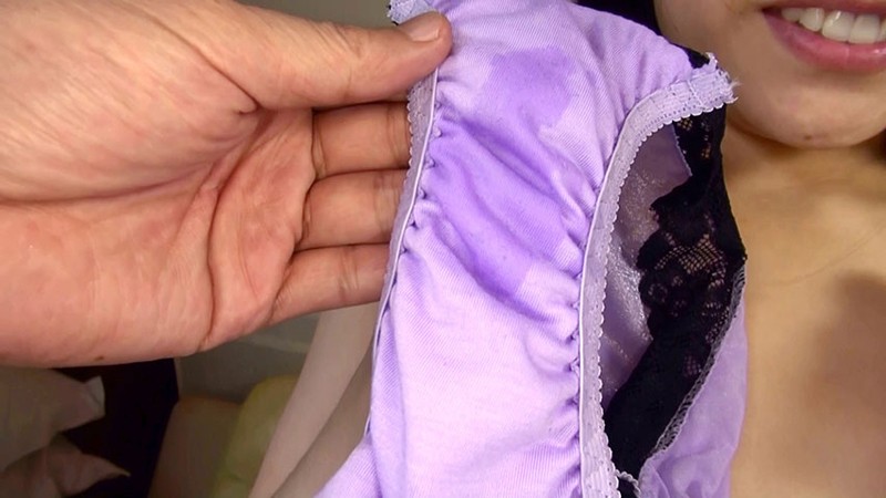 パンツにエッチな染みをつくる女の子のエロ画像