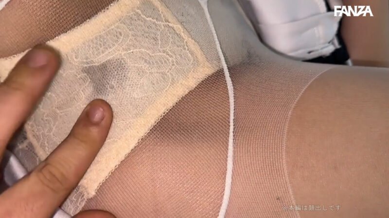 パンツの染みを必死に隠そうとする看護師さん